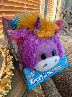 Flipazoo Magic Tails - 2 in 1 Stuffed animal with tail storage
